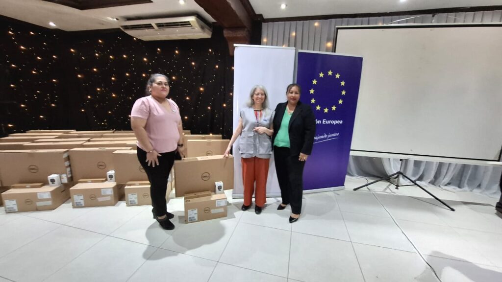 ENTREGA DE COMPUTADORAS A REDES LOCALES DE LUCHA CONTRA LA VIOLENCIA